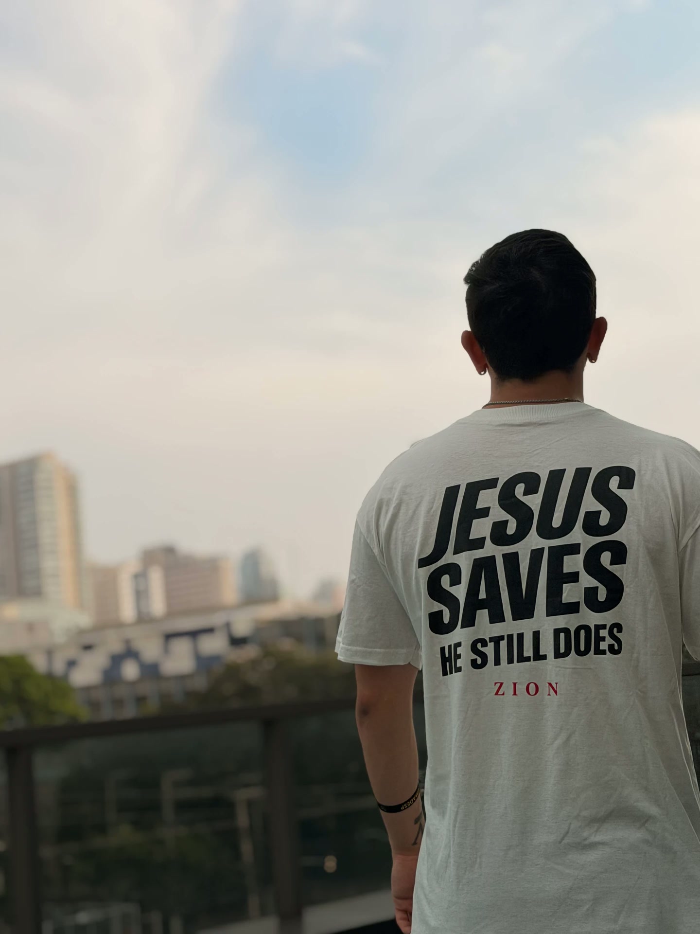 Modelo vestindo camiseta branca Jesus Saves da ZION